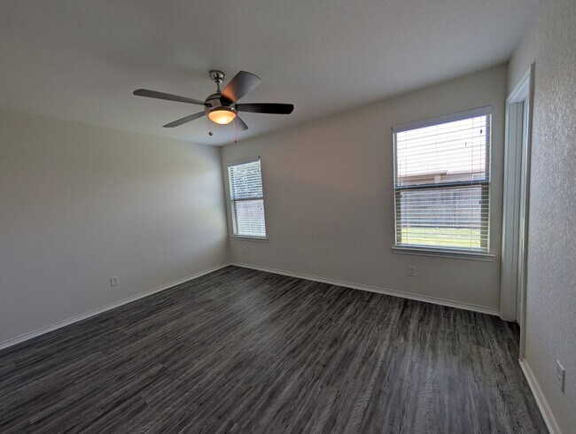 Building Photo - 4/2 in West Village at Creekside / Fenced ...
