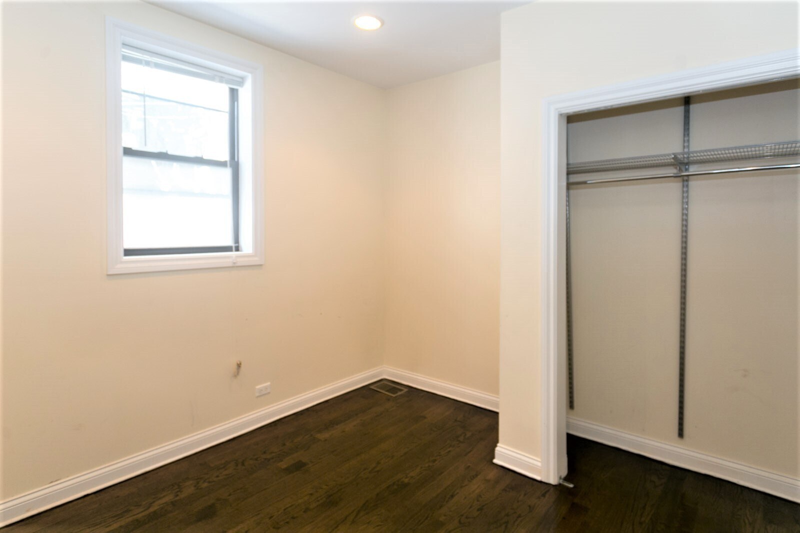 Building Photo - 1758 W Montrose Ave