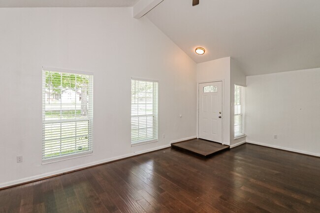 Building Photo - 28914 Champion Oaks Dr