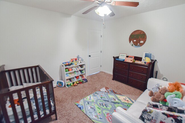 Building Photo - Pet Friendly Three Bedroom!