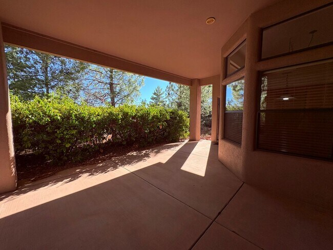 Building Photo - HOUSE-VILLAGE OF OAK CREEK
