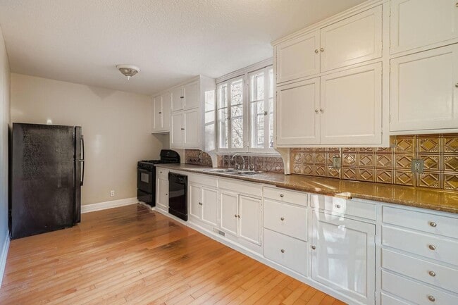 Building Photo - 988 Reaney Ave E