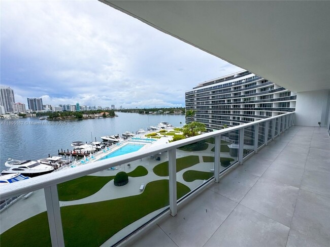 Building Photo - 900 Bay Dr