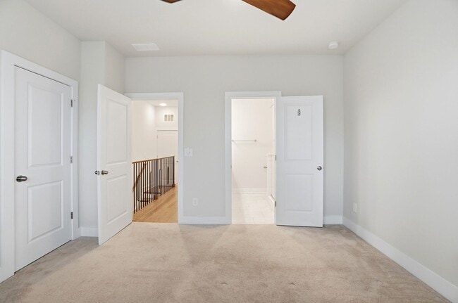 Building Photo - Modern Townhome in the Heart of Plaza Midw...