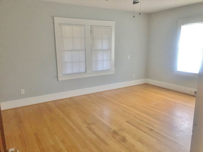 Building Photo - 401 Hoeppner Ln NE