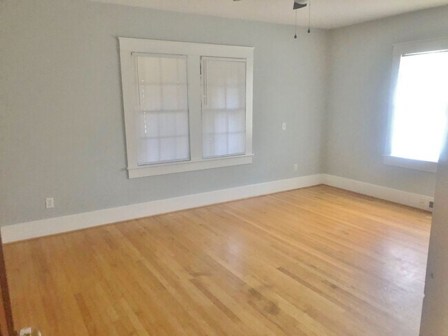 Building Photo - CHARMING 3 BEDROOM
