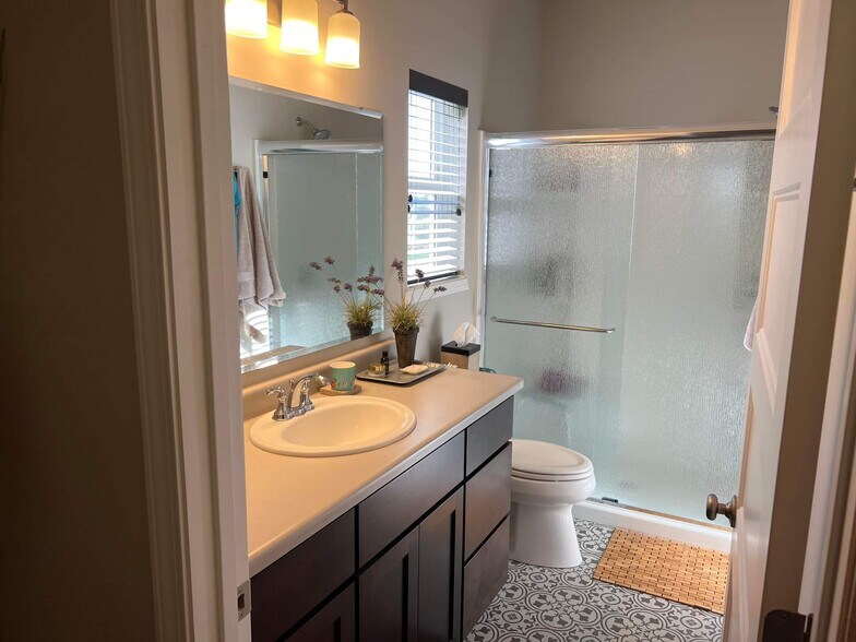 Master Bath - 1827 Waterfall Way