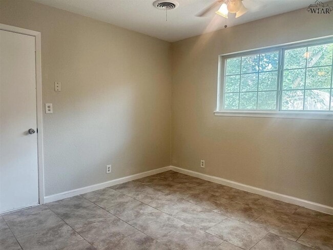 Building Photo - 5119 Parklane Dr