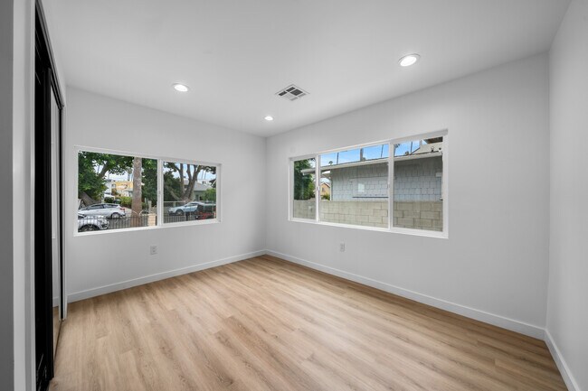 Building Photo - 1537 N Kingsley Dr