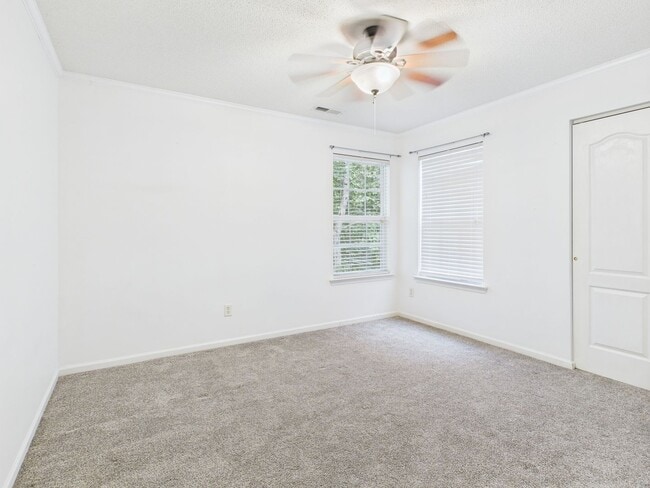 Building Photo - Stunning 4-Bedroom, 2.5-Bathroom Home in t...