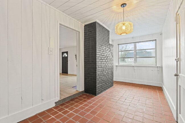 Building Photo - Nicely maintained 3 Bed, 1 Bath Single-Level Home with Bonus Sunroom