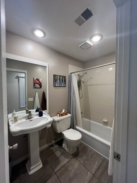 Building Photo - 1556 Bradley Dr