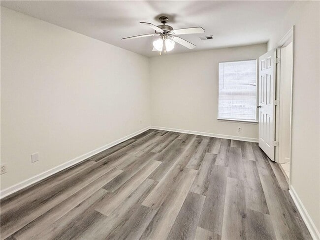 Building Photo - 1400 Stonehaven Cir