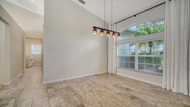 Building Photo - 4-Bedroom Home with Pool in Eastlake Commu...