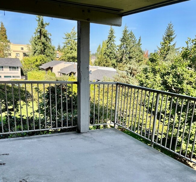 Building Photo - 2 Bed / 2 Bath updated Mercer Island condo...