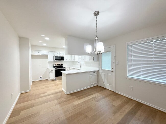 Building Photo - Elegant Recently Updated 3/2/2 Home in Ang...