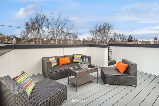 Building Photo - 2Bd/1.75Ba Seattle Townhouse