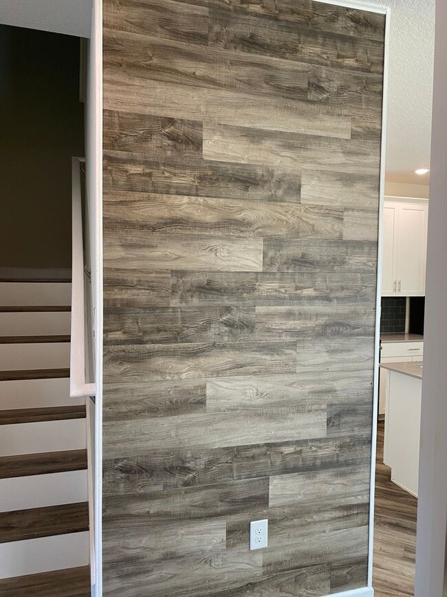 Building Photo - STOREY PARK - 3BR/2.5BA TOWNHOME WITH 2 CAR GARAGE