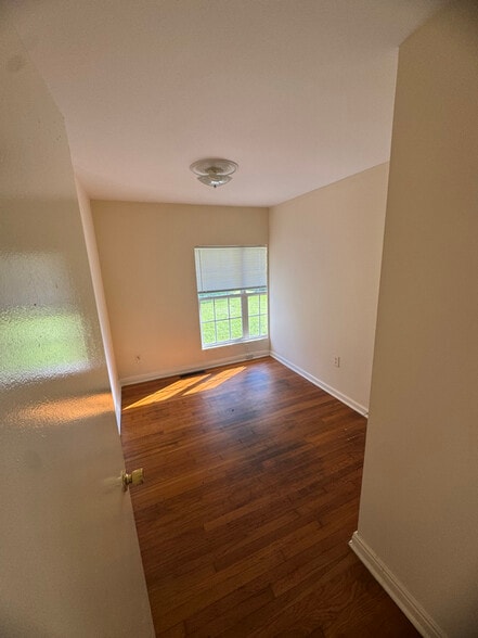 Building Photo - 405 Hampton Dr