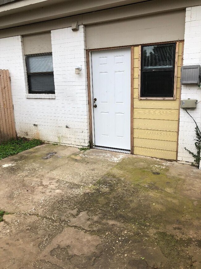 Building Photo - 2125 Beaumont Dr