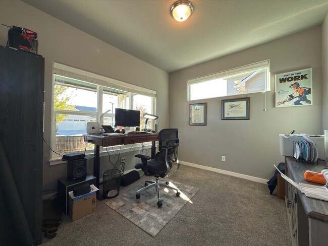 Building Photo - 1816 S Ridgetop Dr