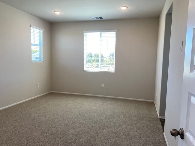 Building Photo - BRAND NEW HOME AVAILABLE FOR LEASE IN TEME...