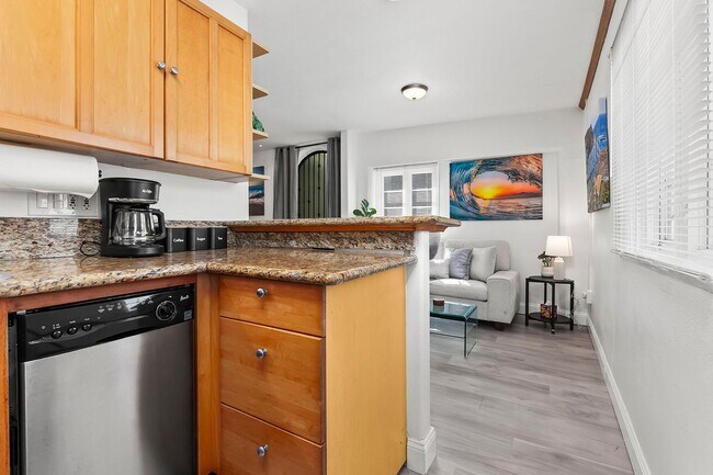 Building Photo - Charming comfy Studio in La Jolla Village!