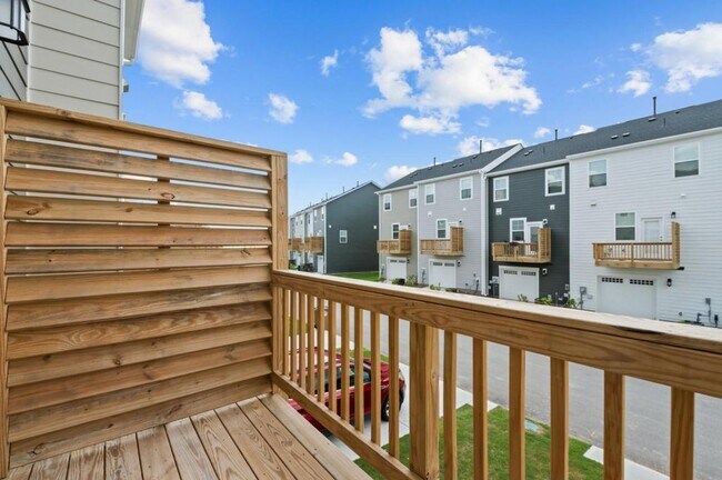 Building Photo - 720 Gimari Dr