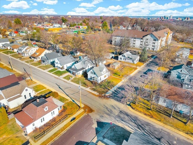 Building Photo - 102 N Cedar Ave