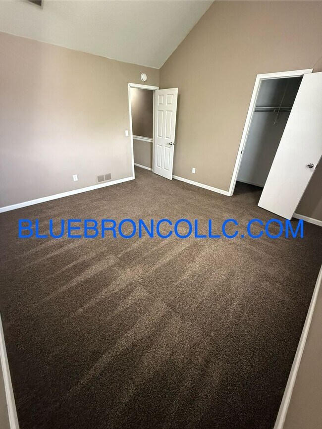 Building Photo - 2 bedroom 1.5 bath with attached garage, G...