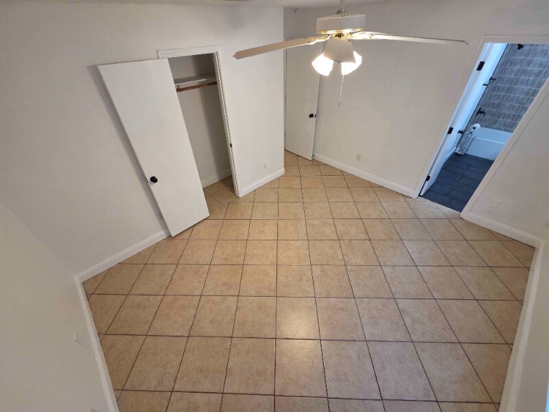 Building Photo - 1033 Lakeview Ct