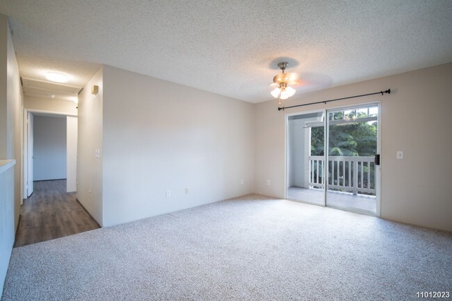 Building Photo - 2 bd, 2 ba 2 parking second story townhome...