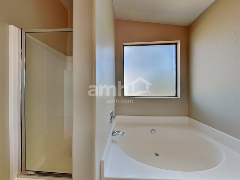 Building Photo - 1843 S 105th Dr