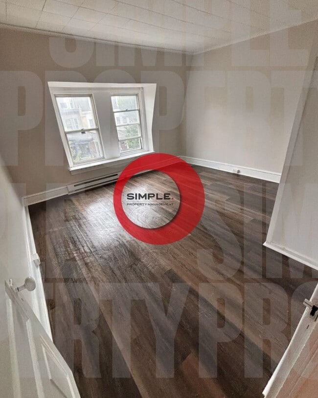 Building Photo - Huge 4-bedroom 1 bath in Historic District