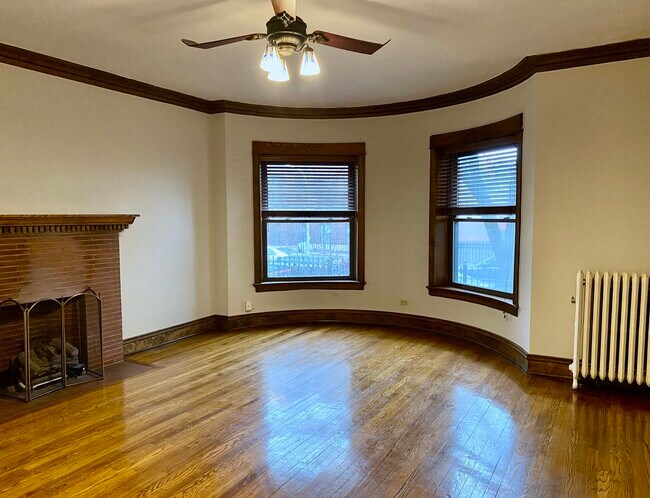 Building Photo - 909 W Gordon Terrace