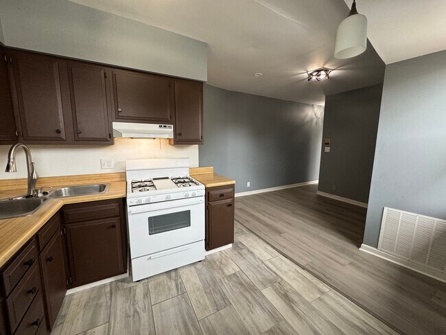 Building Photo - 2905 Glenmore Ave