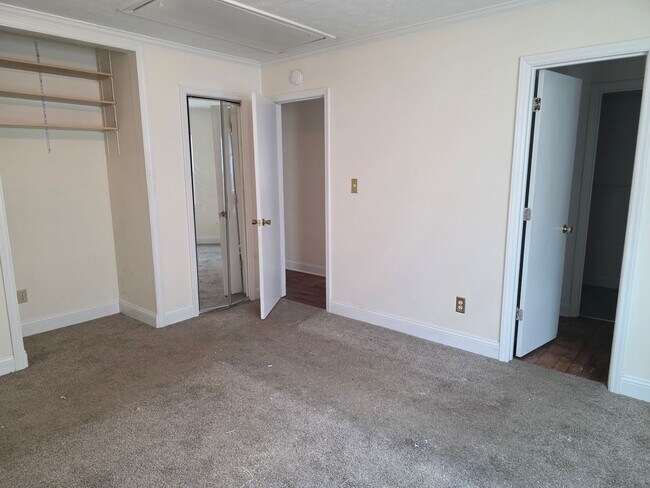 Building Photo - 4 Bedroom house with bonus room and large yard.