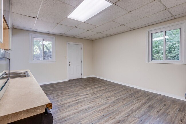 Building Photo - Available August 2026 - 3 Bedroom Home w/ Central AC & Spacious Yard!