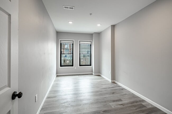 Building Photo - 235 E Market St