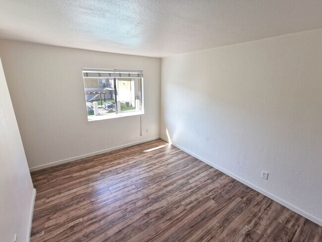 Building Photo - Beautiful 2 Bed / 1.5 Bath Two-Story Condo in Spring Valley