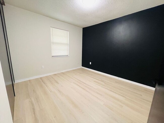 Building Photo - 1406 Magnolia W