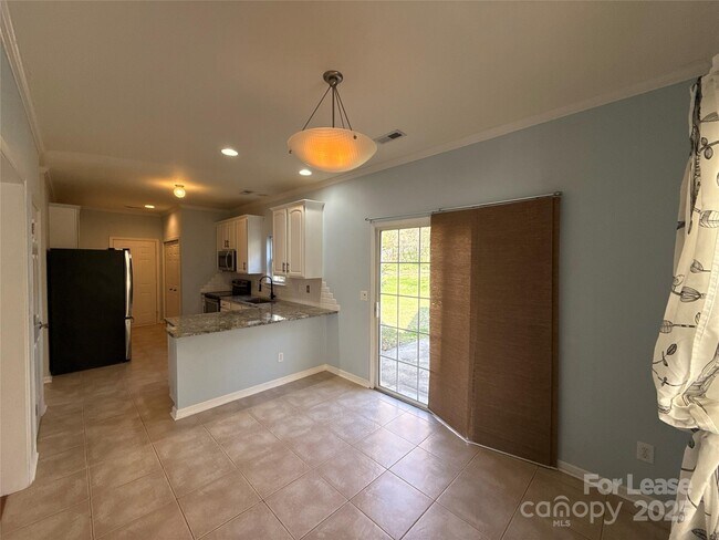 Building Photo - 10016 Highlands Crossing Dr