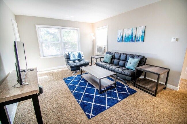 Building Photo - Dundee Village Rentals (820 N 46th St)