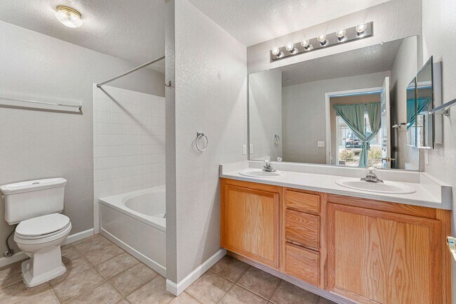 Building Photo - Ground Floor! No Stairs! 2Bed / 2 Bath Condo in Englewood!