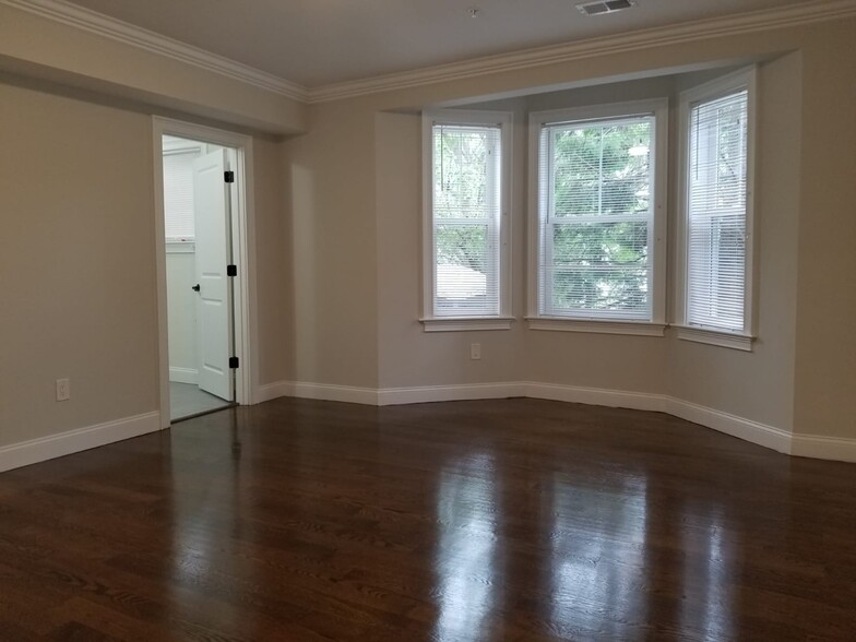 Primary Photo - 43 Oak St