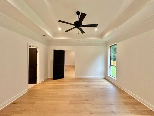 Building Photo - Available Now! Luxurious 3 Bedroom 2 Bath ...