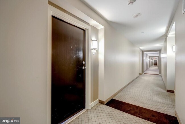 Building Photo - 851 N Glebe Rd