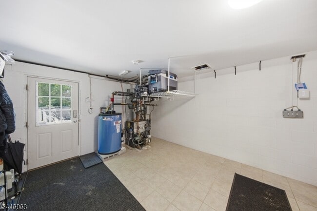 Building Photo - 2057 Lakeside Dr W