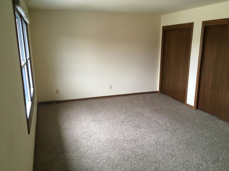 Building Photo - 16555 Dane Ct E