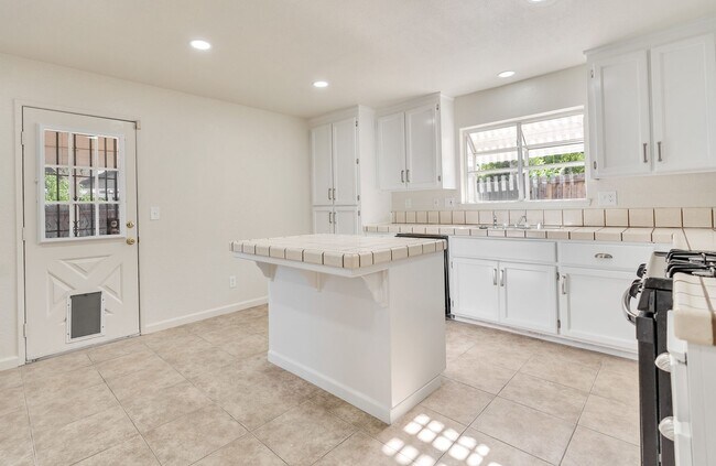 Building Photo - BEAUTIFUL 4 BEDROOM HOME WITH SWIMMING POOL!